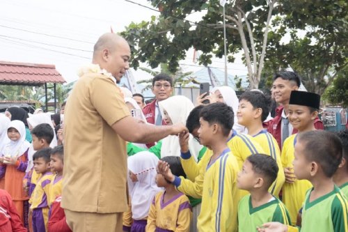 Bupati Indragiri Hulu Ade Agus Hartanto, S.Sos, M.Si saat disambut Siswa Siswi TK dan SD saat mengunjungi TK Negeri Pembina Rengat Barat.