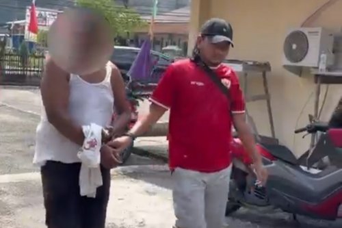 Tersangka S saat diamankan ke Mapolsek Bangko.(foto: afrizal/halloriau.com)
