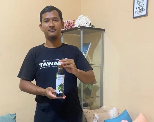 Faris, owner produk madu asli asal Riau, “Ngee Madu” yang diproduksi dari jenis akasia carpa (foto/ist)